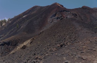 La Palma, uzun menzilli popüler yürüyüş rotası Ruta de Los Volcanes, El Duraznero yanardağının siyah kraterinin çevresindeki manzaralar, 1949 'da oluştu.