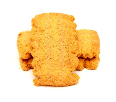 Beyaz arkaplanda izole edilmiş tereyağı ve tarçın dikdörtgen kurabiyeler 