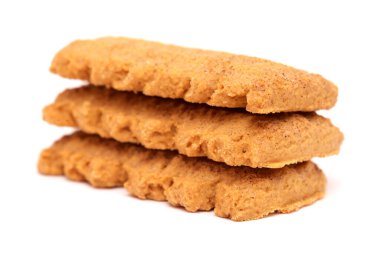 Beyaz arkaplanda izole edilmiş tereyağı ve tarçın dikdörtgen kurabiyeler 