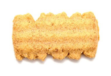 Beyaz arkaplanda izole edilmiş tereyağı ve tarçın dikdörtgen kurabiyeler 