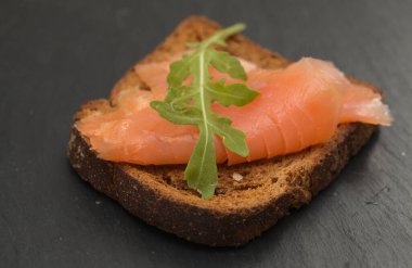 İnce dilimler tütsülenmiş somon balığı makrosu.