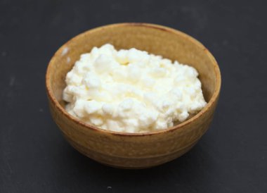 Seramik kasede süzme peynirle sade bir hayat.