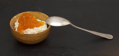 Seramik kasede süzme peynirle sade bir hayat.