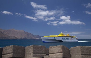 Puerto de Las Nieves, İspanya - 17 Haziran: Deniz feribotu Fred.Olsen Ekspresi düzenli Santa Cruz de Tenerife - Agaete rotası ile limana ulaşır, 17 Haziran 20212, Puerto de Las Nieves, İspanya