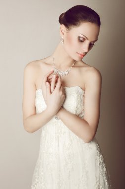 Gelinlik içinde güzel gelin