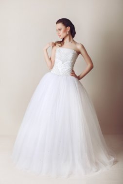 Gelinlik içinde güzel gelin