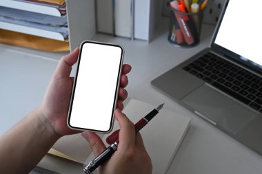 Görüntüyü kapat, elinde beyaz ekran ile akıllı telefonu taklit et..