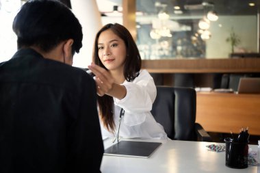 Çekici kadın doktor, hasta kulaklarını muayene ediyor..