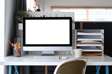 Bilgisayarı merkez ofisteki beyaz masaya boş ekran ile yapıştır.