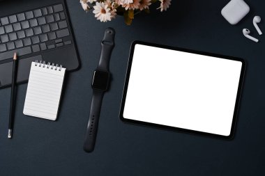Üst görünüm, boş ekranlı dijital tablet ve siyah derili akıllı saat.