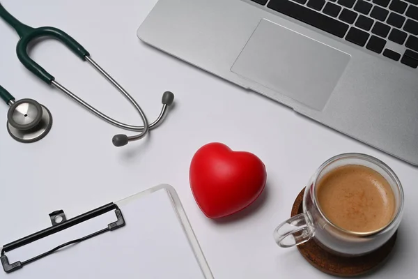 赤いハート 聴診器 白いテーブルの上のクリップボード 心臓病と保険の概念 — ストック写真