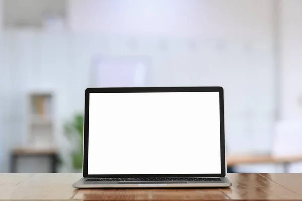 Υπολογιστής Laptop Λευκή Οθόνη Ξύλινο Τραπέζι Στο Γραφείο — Φωτογραφία Αρχείου
