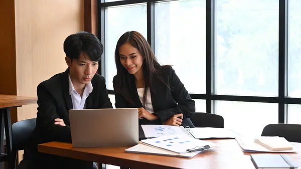 Gente Negocios Discutiendo Datos Negocios Juntos Computadora Portátil — Foto de Stock