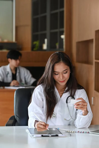 Kvinnlig Läkare Vit Uniform Som Arbetar Läkarmottagningen — Stockfoto