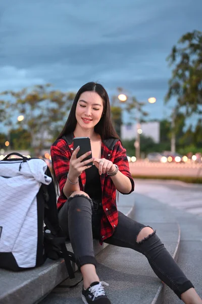 Gece Sokakta Otururken Akıllı Telefon Kullanan Genç Bir Kadının Portresi — Stok fotoğraf