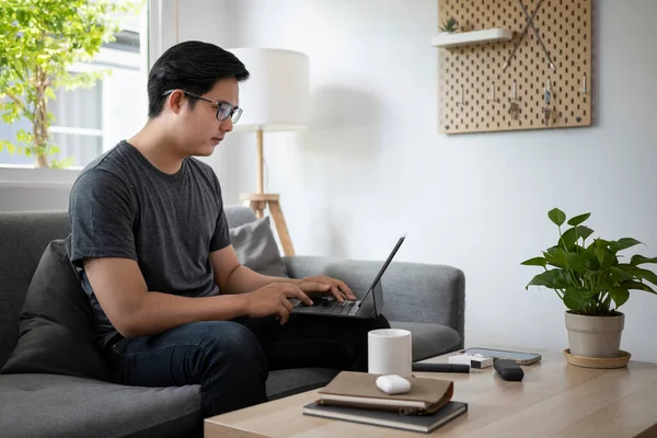 Vista Lateral Homem Asiático Navegar Internet Com Computador Tablet Casa — Fotografia de Stock