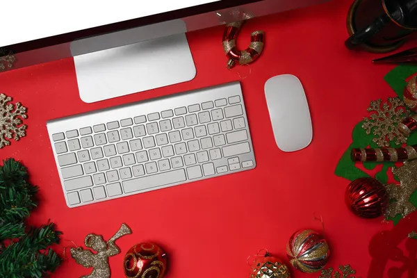 Computador Fundo Vermelho Com Decorações Natal — Fotografia de Stock