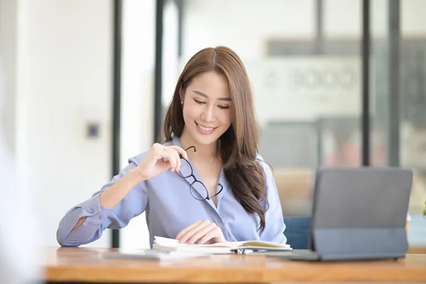 Empresária Atraente Usando Computador Portátil Analisando Relatórios Financeiros — Fotografia de Stock