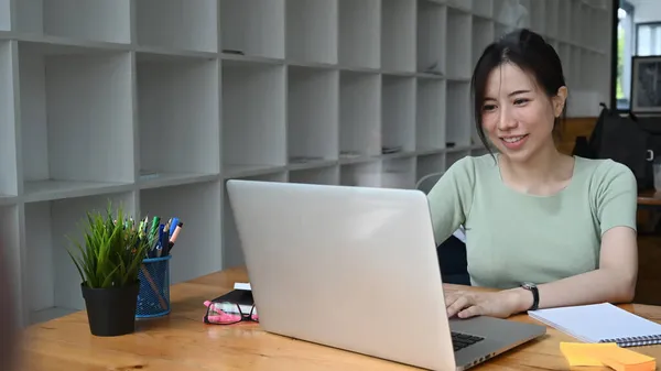 Glimlachende Vrouwelijke Ondernemer Werken Met Laptop Computer — Stockfoto