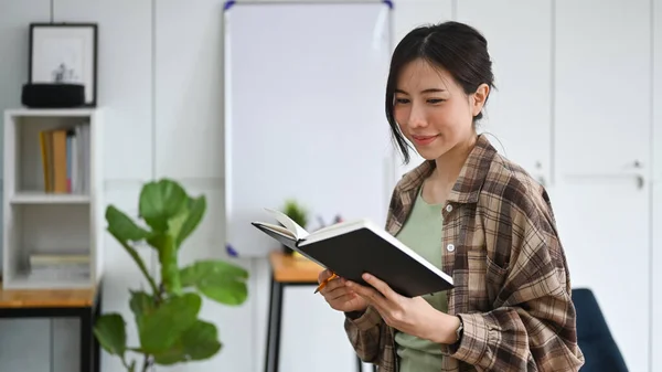 Glimlachende Vrouw Die Kantoor Staat Een Boek Leest — Stockfoto