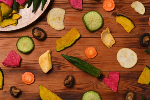 Coloridos Chips Verduras Secas Mixtas Sobre Fondo Madera — Foto de Stock