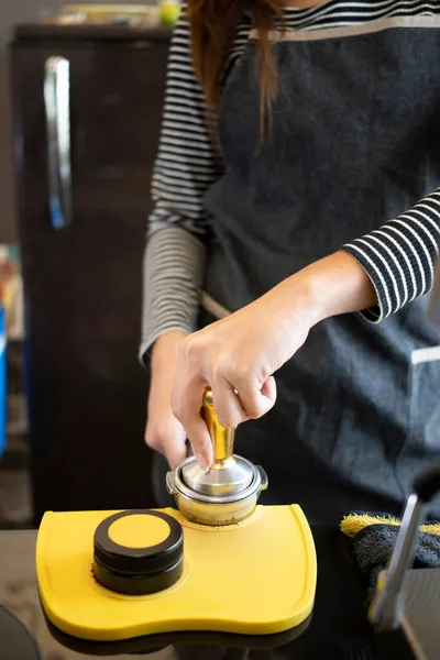 Ostříhaný Výstřel Barista Připravuje Kávu Baru Kavárně — Stock fotografie