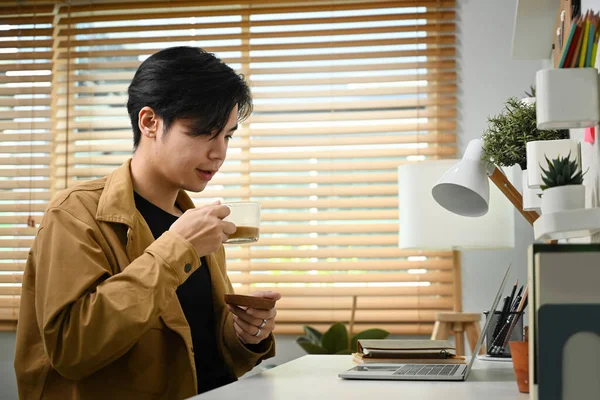 Giovane Asiatico Uomo Bere Caffè Leggere Mail Sul Computer Portatile — Foto Stock