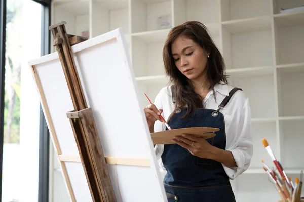 Artista Mulher Pintura Com Aquarelas Oficina — Fotografia de Stock