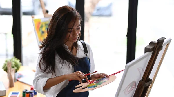 アートワークショップで水彩画と美しい女性アーティストの絵画 — ストック写真