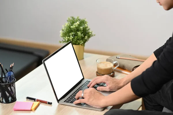 Man Sitter Vardagsrummet Och Surfa Internet Med Laptop — Stockfoto