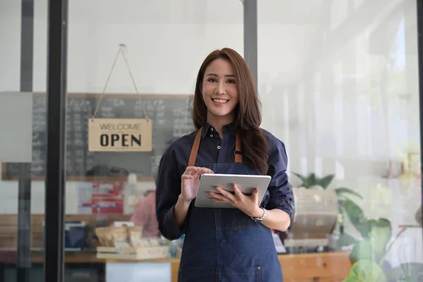 Jovem Empresária Avental Usando Tablet Digital Seu Café Moderno — Fotografia de Stock
