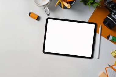 Dijital tableti, kamerası ve kahve fincanı olan en iyi fotoğrafçı işyeri.