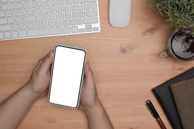 Yukarıda beyaz ekran ile akıllı telefon tutan adam.