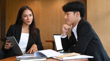 Modern işyerinde birlikte çalışan iki başarılı iş adamı..