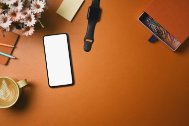 Akıllı telefon, akıllı saat, kahve fincanı ve kahverengi deri defter..