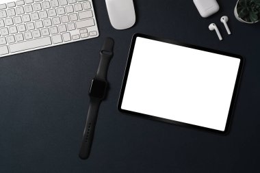 Üst görünüm dijital tablet, akıllı saat ve siyah deri üzerine kablosuz kulaklık..