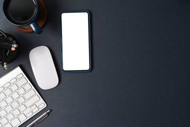 Akıllı telefon, kahve fincanı ve siyah deri üzerine kırtasiye malzemesi..