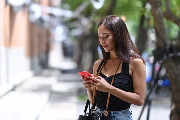 Şehrin Caddesinde Duran Akıllı Telefon Kullanan Neşeli Genç Bir Kadın — Stok fotoğraf