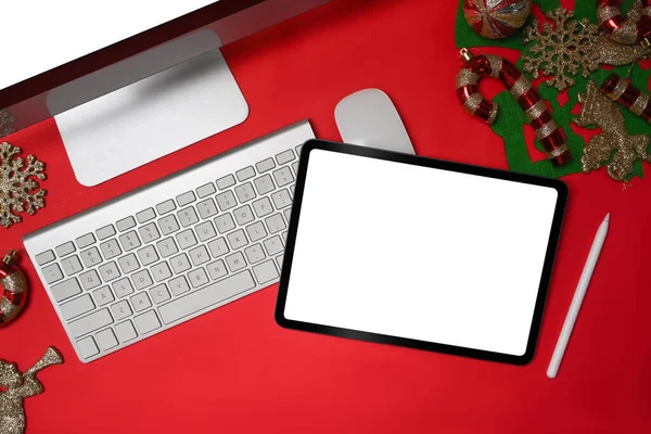 Computador Tablet Digital Com Decorações Natal Fundo Vermelho — Fotografia de Stock