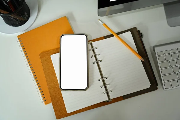 Makijaż Smartfona Notebooka Filiżanki Kawy Białym Stole — Zdjęcie stockowe