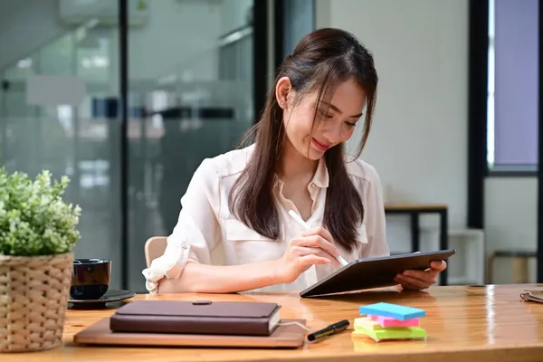 Smiling Businesswoman Using Digital Tablet Office — Stock Photo, Image