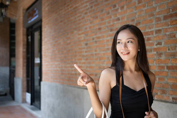 Şehirde Alışveriş Torbalarıyla Yürüyen Gülümseyen Genç Bir Kadın — Stok fotoğraf
