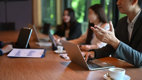 Ejecutivos Corporativos Tiro Recortado Discutiendo Estrategia Negocios Juntos Sala Reuniones — Foto de Stock