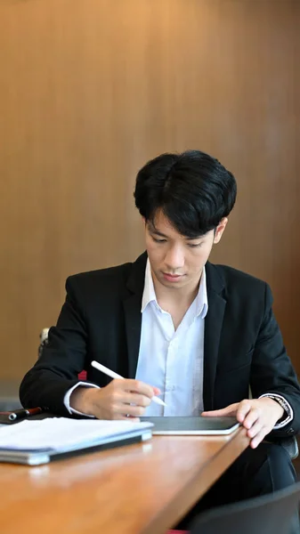 Aziatisch Zakenman Met Stylus Pen Werken Aan Digitale Tablet — Stockfoto
