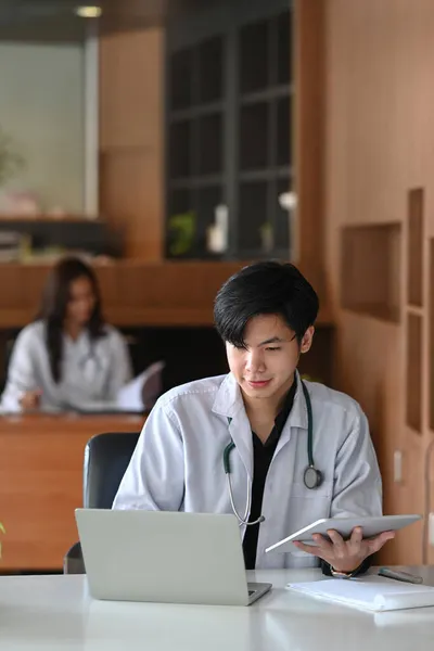 Manlig Läkare Vit Uniform Arbetar Med Dator Bärbar Dator Läkarmottagningen — Stockfoto