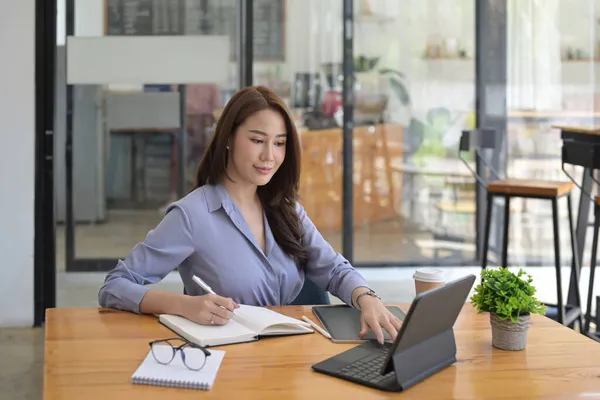 Mulher Negócios Bonita Trabalhando Com Mesa Computador Escrever Informações Sobre — Fotografia de Stock