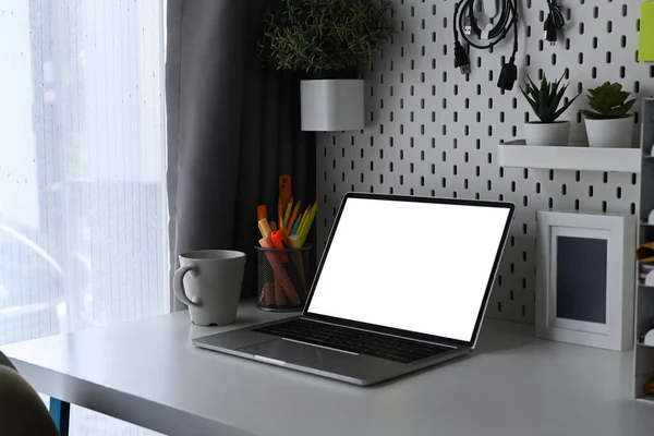 Biurko Domowe Laptopem Komputerowym Filiżanką Kawy Pustą Ramką — Zdjęcie stockowe