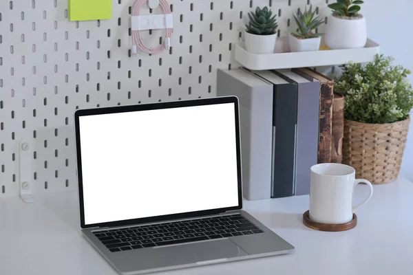 自宅のオフィスで白いテーブルの上に空のディスプレイとラップトップコンピュータをモックアップ — ストック写真