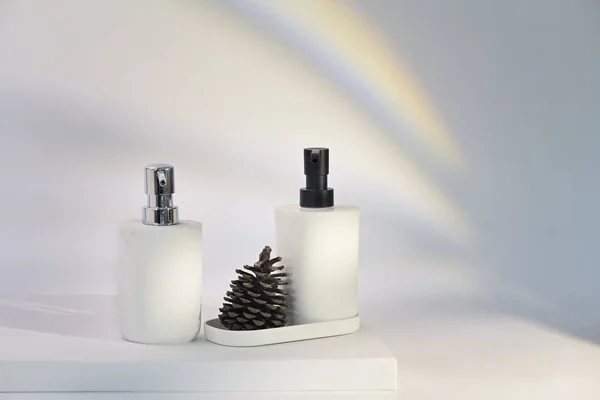Cosmetic Shampoo Dispenser Bottle Mockup White Table — Stock Photo, Image