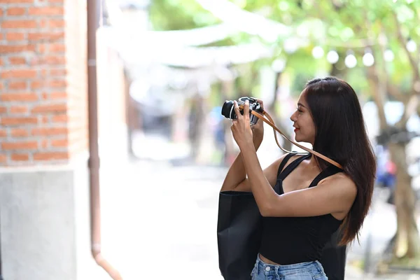 Mujer Joven Viajera Tomando Fotos Con Cámara Digital Despertando Calle —  Fotos de Stock